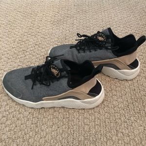 Women’s Nike Air Huarache Run Ultra- Size 7
